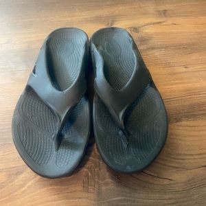 Oofos brand new flip flops